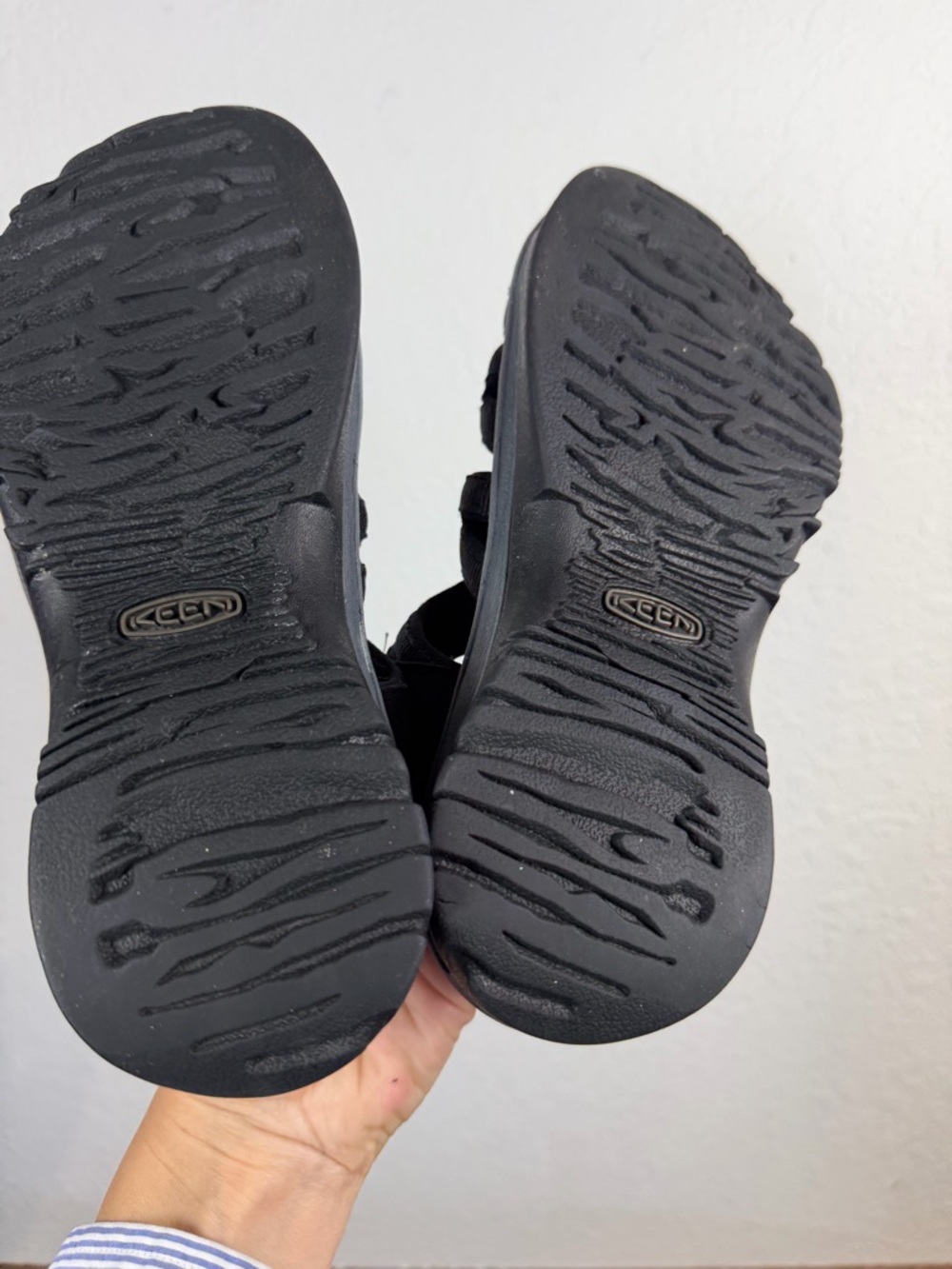 KEEN Black Strappy Outdoor Sandal, Size 6.5 - Picture 4 of 6